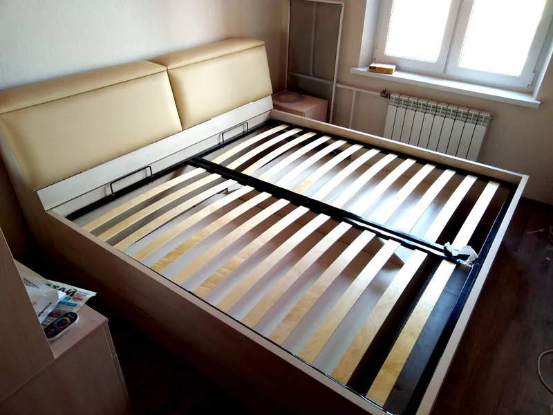 Разобранная постель. Сборка кровати. Собранная кровать. Кровать на швеллерах. Кровать двуспальная с рейками.